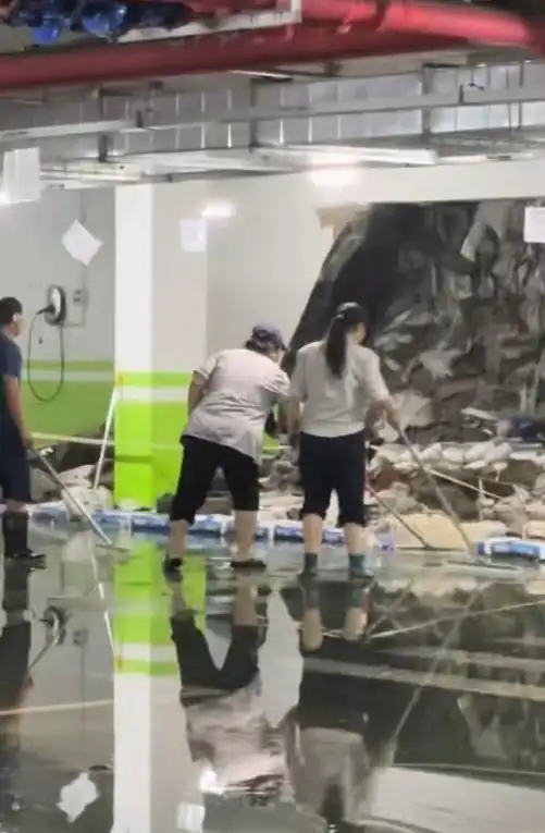 地下车库墙体被暴雨冲垮露出大量垃圾 地下车库墙体被暴雨冲垮露出大量垃圾