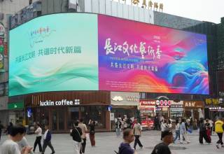 武汉两江四岸用灯光秀与城市大屏构建城市媒介
