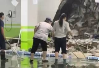 一场由极端天气引出的工程追问，地下车库墙体被暴雨冲垮露出大量垃圾